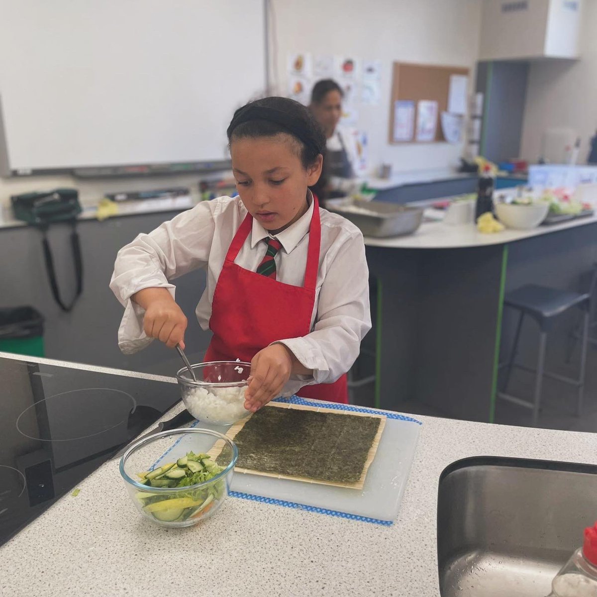🍣 Our Year 6 pupils had an incredible time diving into the world of sushi making with @Thomas_Franks_ cooking workshop! From rolling techniques to mastering flavours, they had an absolute blast and picked up loads of new skills along the way! #SushiWorkshop #HallfieldEnrichment…