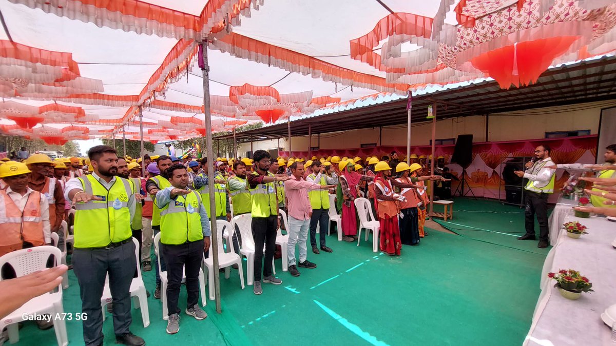 On occasion of #InternationalLabourDay, at Atal Sarovar Smart City site #Voting #Pledge was taken by all site workers. #Election2024 #MyVoteMyDuty #ChunavKaParv #DeshKaGarv #GoVote @CEOGujarat @ECISVEEP