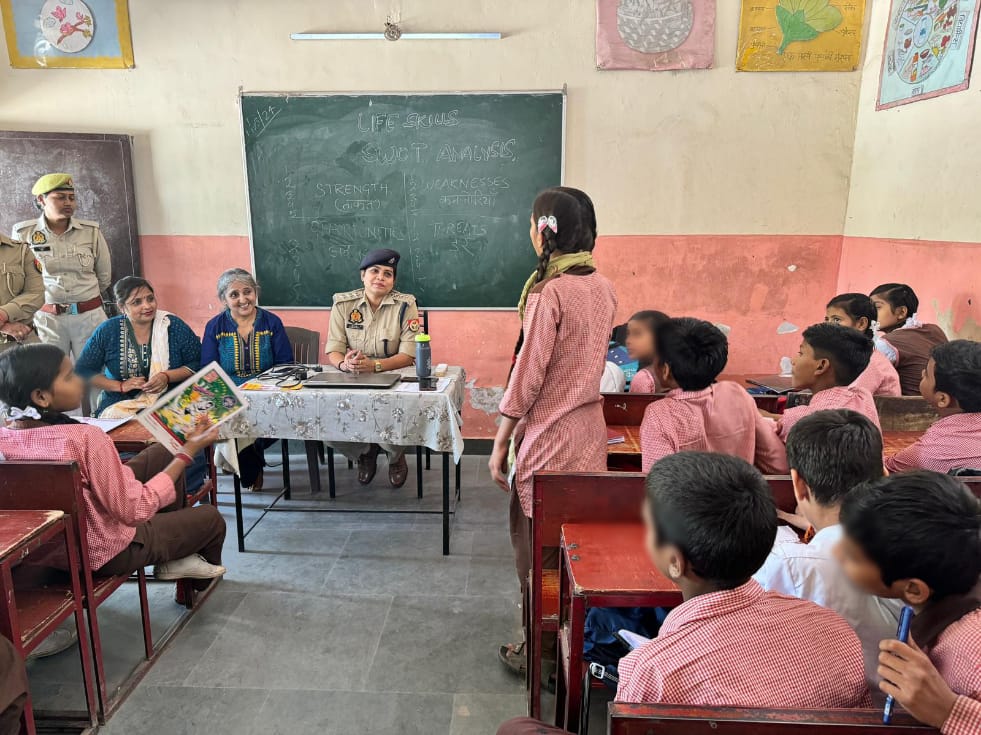 .@CP_Noida के निर्देशन व @DCPWomenSafety व ADCP महिला सुरक्षा के नेतृत्व में ACP महिला सुरक्षा द्वारा @IndianOilcl व चैलेंजर गुप के साथ कम्युनिटी पुलिसिंग कार्यक्रम मिशन प्रतिभाग द्वारा छात्राओं को आत्मरक्षा, साइबर सुरक्षा व हेल्पलाइन नंबर आदि की जानकारी दी गई।