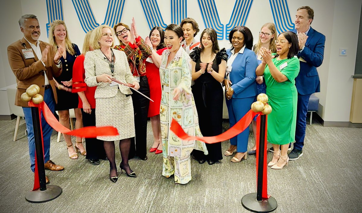 Introducing the newly opened @MDAndersonNews Faculty Collaborative Space FCT3.5030! Special thanks to all faculty who came to tour the new space! Here's to the success of the grand opening and the countless possibilities that lie ahead! #EndCancer @CarinHagberg