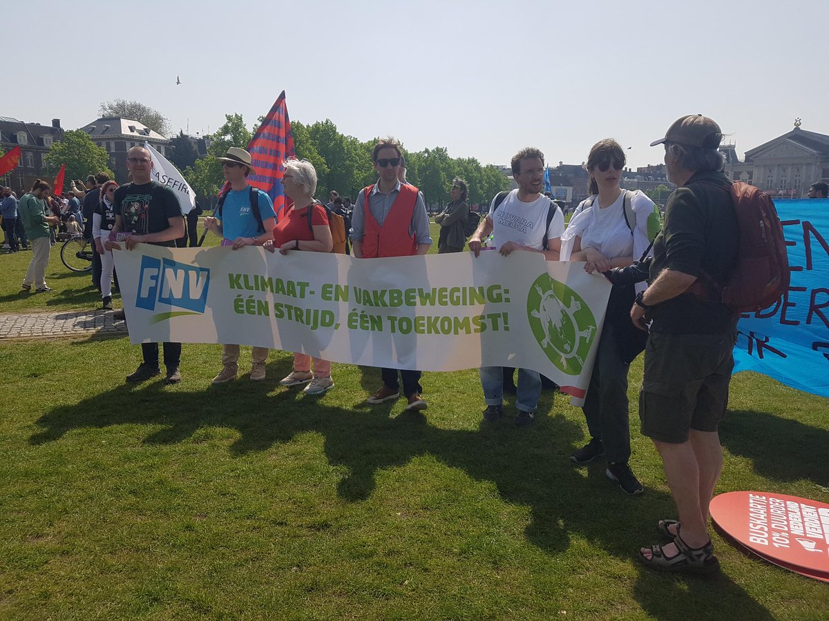 Spandoeken bij de 1 mei-demo van de FNV vanmiddag: pro-Palestina, klimaat-netwerk, de nieuwe 'Beter OV'-campagne en een kopspandoek met een wat nationalistische invalshoek op deze *internationale* Dag van de Arbeid. Niet Nederland verdient beter, maar de arbeiders aller landen..