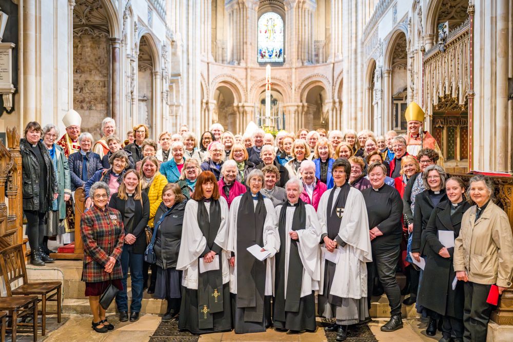 Yesterday a special service of Choral Evensong was held at @Nrw_Cathedral to mark the 30th anniversary of the first ordination of women to the priesthood in @churchofengland 📸Bill Smith dioceseofnorwich.org/celebrations-f…
