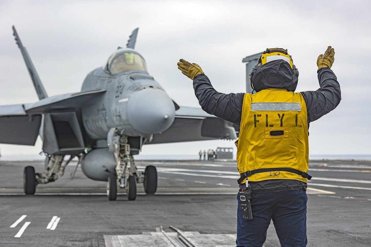 #Anaheim native serves aboard #USNavy #Aircraft #Carrier #USSAbrahamLincoln #CVN72
ABH3 Aaron Goodwin
directs an F/A-18E Super Hornet, assigned to #StrikeFighterSquadron14, on the flight deck, Oct. 18, 2023.
dvidshub.net/image/8079262/… #ForgedBytheSea #AmericasNavy @NETC_HQ @MyNAVYHR