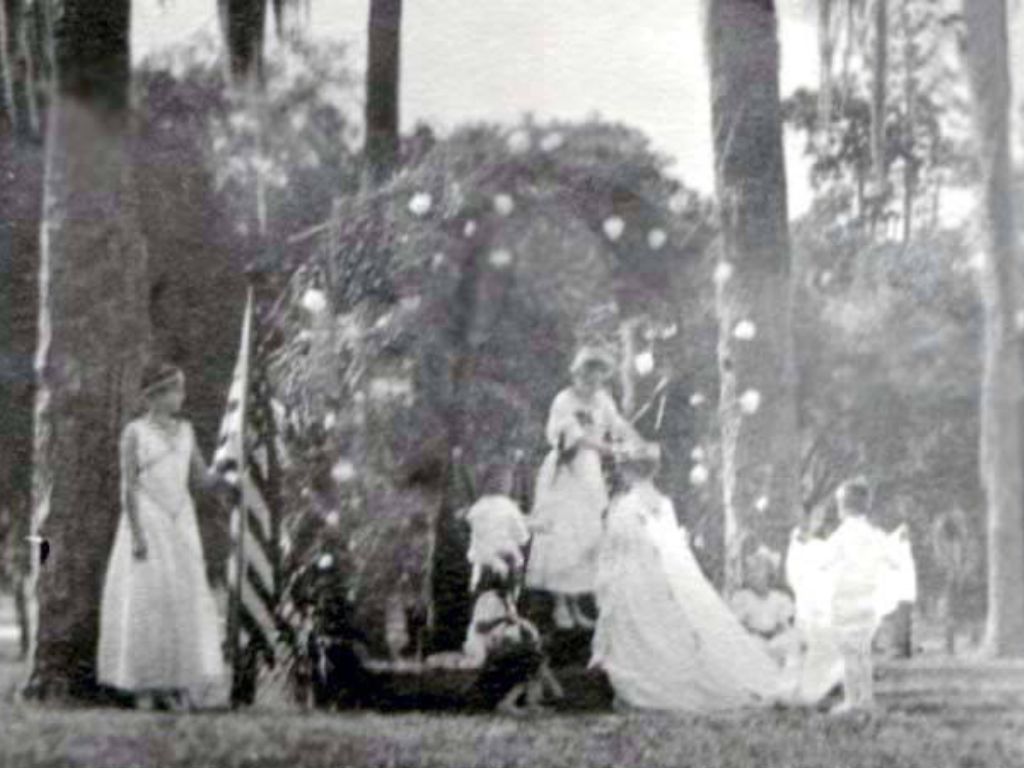 #OTD, Anne Stone crowned the 1918 #RollinsCollege May Day Festival Queen, Elizabeth Russell!
#RollinsHistory