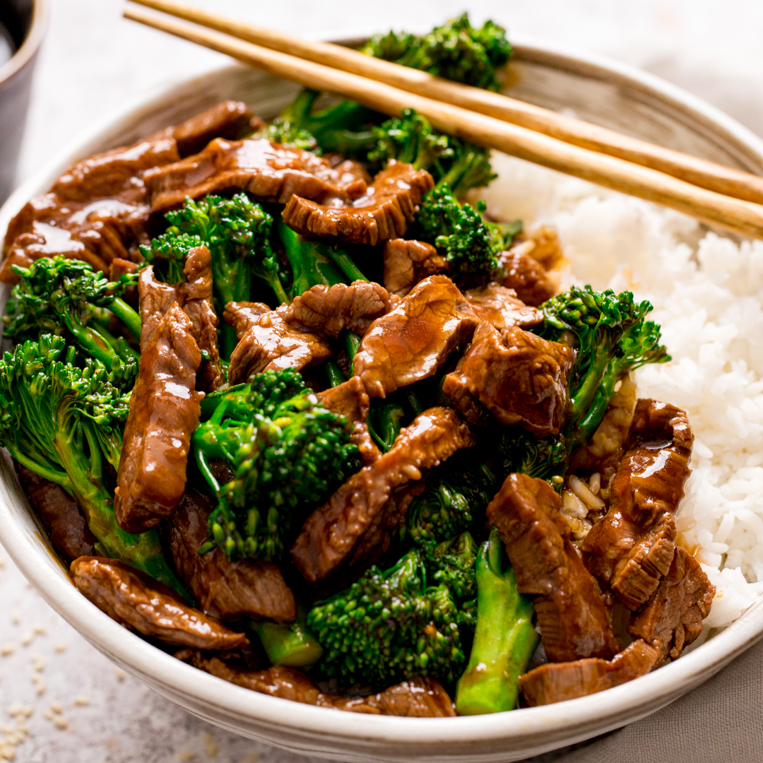 Tender beef steak, stir fried with broccoli and a heavenly Chinese-style stir fry sauce. 😋
It’s all ready in 20 minutes, so it makes a great mid-week meal for the family.

kitchensanctuary.com/beef-and-brocc…
#kitchensanctuary #stirfry #recipe