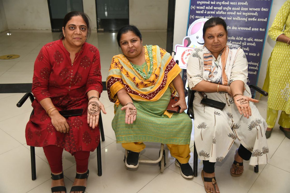 મતદાર જાગૃતિ અભિયાન અન્વ૦યે આજ રોજ તા.૧/૫/૨૪ ના રોજ 'મેગા મહેંદી ઇવેન્ટ' અંતર્ગત જિલ્લા પંચાયત રાજકોટ હેઠળના મહિલા અઘિકારીશ્રી/કર્મચારી બહેનો દ્વારા ઉત્સાહ પૂર્વક આયોજન કરવામાં આવ્યું. #ChunavKaParv #SVEEP @GujaratCeo #Election2024