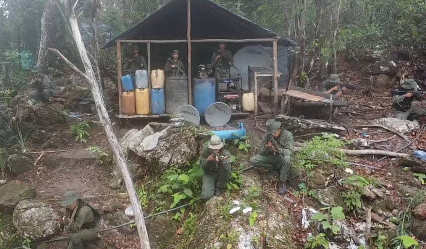 #Gobierno || Fanb destruye campamento de minería ilegal en Amazonas La FANB en operaciones de patrullaje terrestre y escudriñamiento, localizó, desmanteló y destruyó un campamento logístico para la minería ilegal en el sector denominado 'Mina Diciembre''.