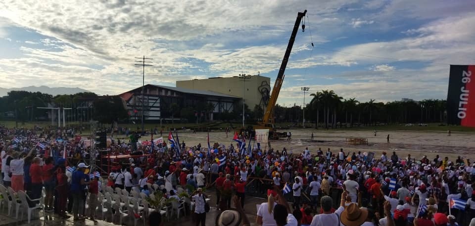 🇨🇺 Junto al pueblo santiaguero celebramos este #1Mayo el Día Internacional de los Trabajadores. Historia y compromiso colmaron la Plaza de la Revolución Antonio Maceo en otra jornada memorable para la Patria, con la convicción de que juntos seguiremos avanzando. #Cuba