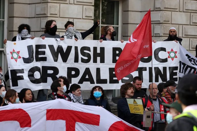 May 1 is International Workers’ Day, & demonstrators including the Jewish Bloc have been outside the UK government Department of Business and Trade, blockading the entrances to oppose arms sales to Israel #GazaGenocide Photo: Adrian Dennis/AFP