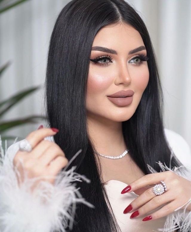 قد خطَّ النسيمُ بيراعِهِ نسمه
     فاشاعَ في العيون اجملُ بسمه
رماديُ الهوىٰ خلائِفُ جمرةَ عِشقٍ
   ماادفئَ روحِهِ انيقٌ لااعرفُ اِسمه
#د_فارس_الحسن