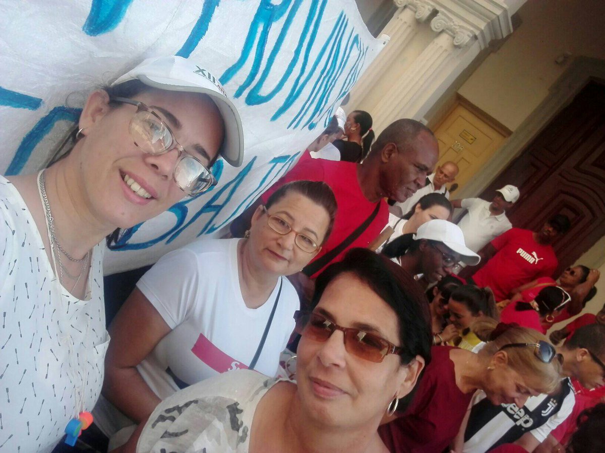 Los trabajadores de las estadísticas #PorCubaJuntosCreamos #ONEI presentes en el desfile por el #1deMayo en #PinardelRío colectivo destacado perteneciente al sindicato de la administración pública #Cuba