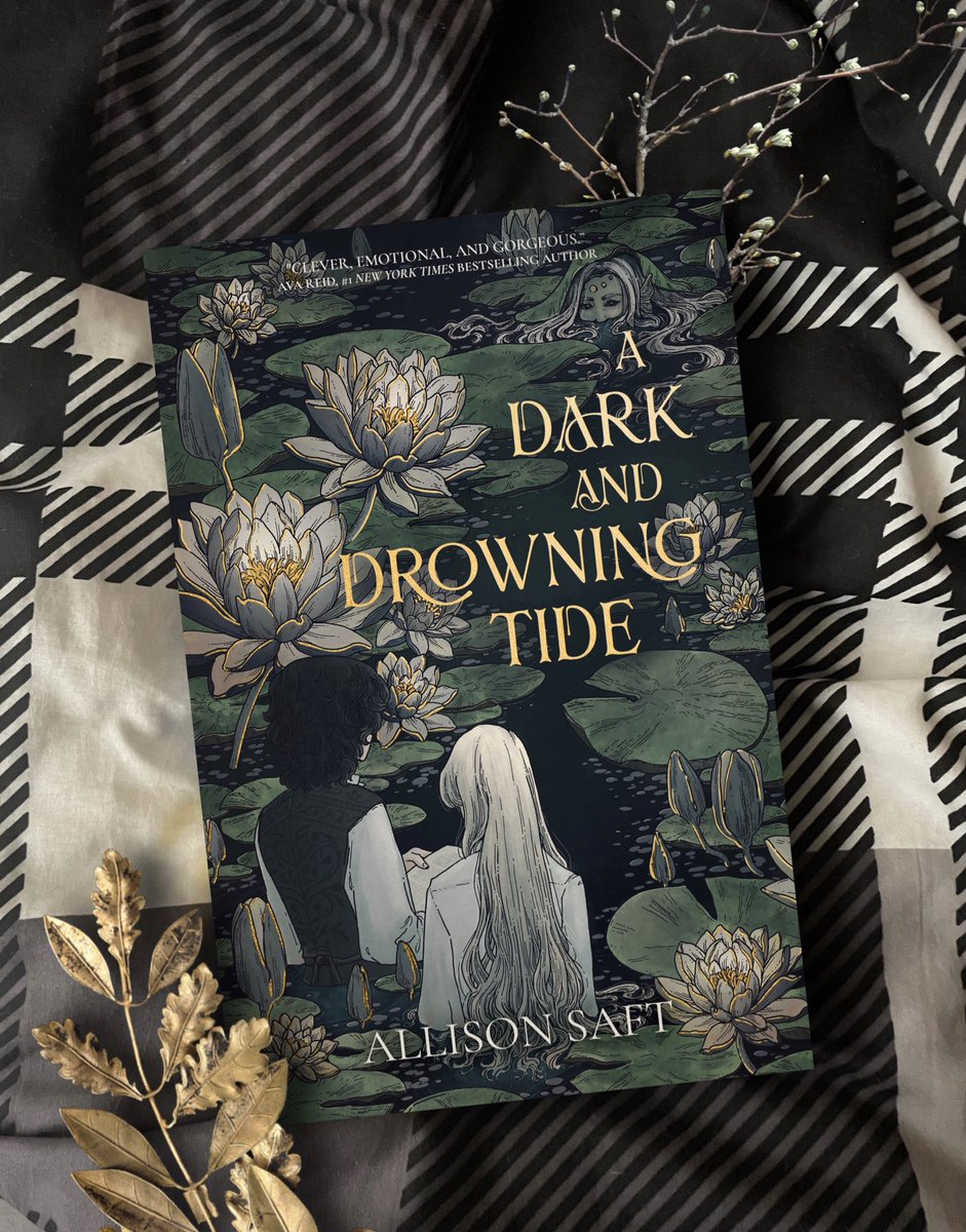 ✨Cover Reveal✨

I’m soo excited to be helping @BlackCrow_PR reveal the cover for #ADarkandDrowningTide (Out 17 Sep) the lush, sapphic fantasy adult debut from Alison Saft . I’m literally obsessed already 😍❤️🔥
@Daphne_Press 
#CoverReveal #ADPR