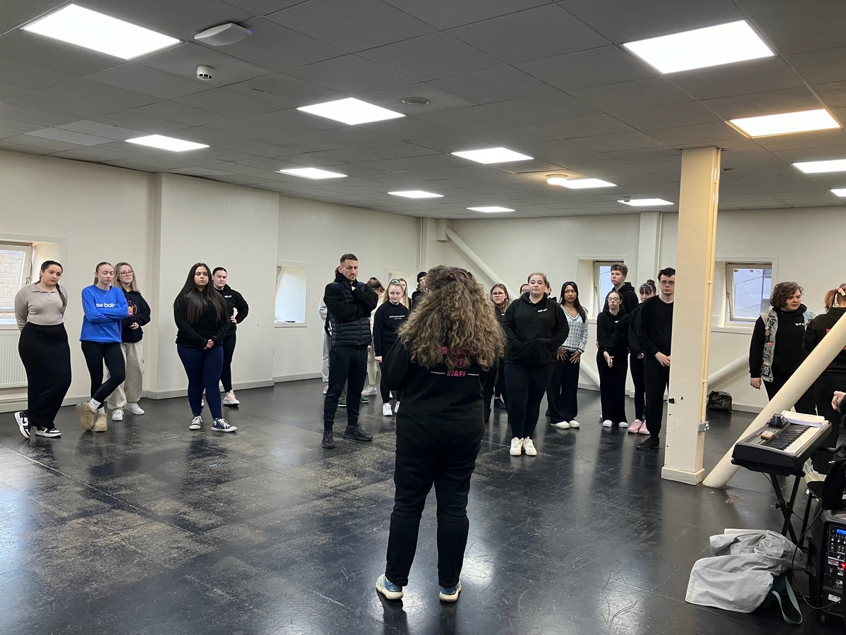 wvrcollege's tweet image. Recently our performing arts students had the opportunity to spend the day with Liverpool Empire Theatre. 🎭

Students had the chance to explore the different career opportunities available at the theatre and meet some of the Everybody's Talking About Jamie cast. 🙌 #ACDS