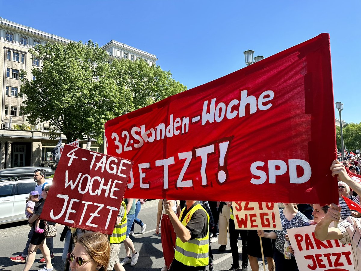 Mit tausenden Menschen heute gemeinsam auf der Straße - am Kampftag der Arbeiter*innenbewegung in Berlin. #tagderarbeit #1mai @CanselK @MaxLandero @aziz_b