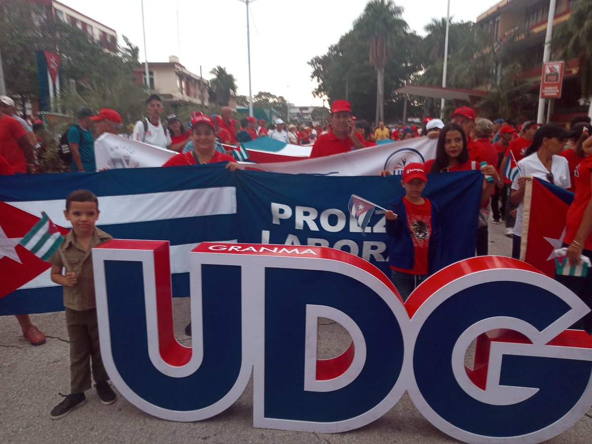 La #UniversidadDGranma presente con colorido y entusiasmo en el desfile por #1deMayo2024. #PorCubaJuntosCreamos #SaberEsTrascender