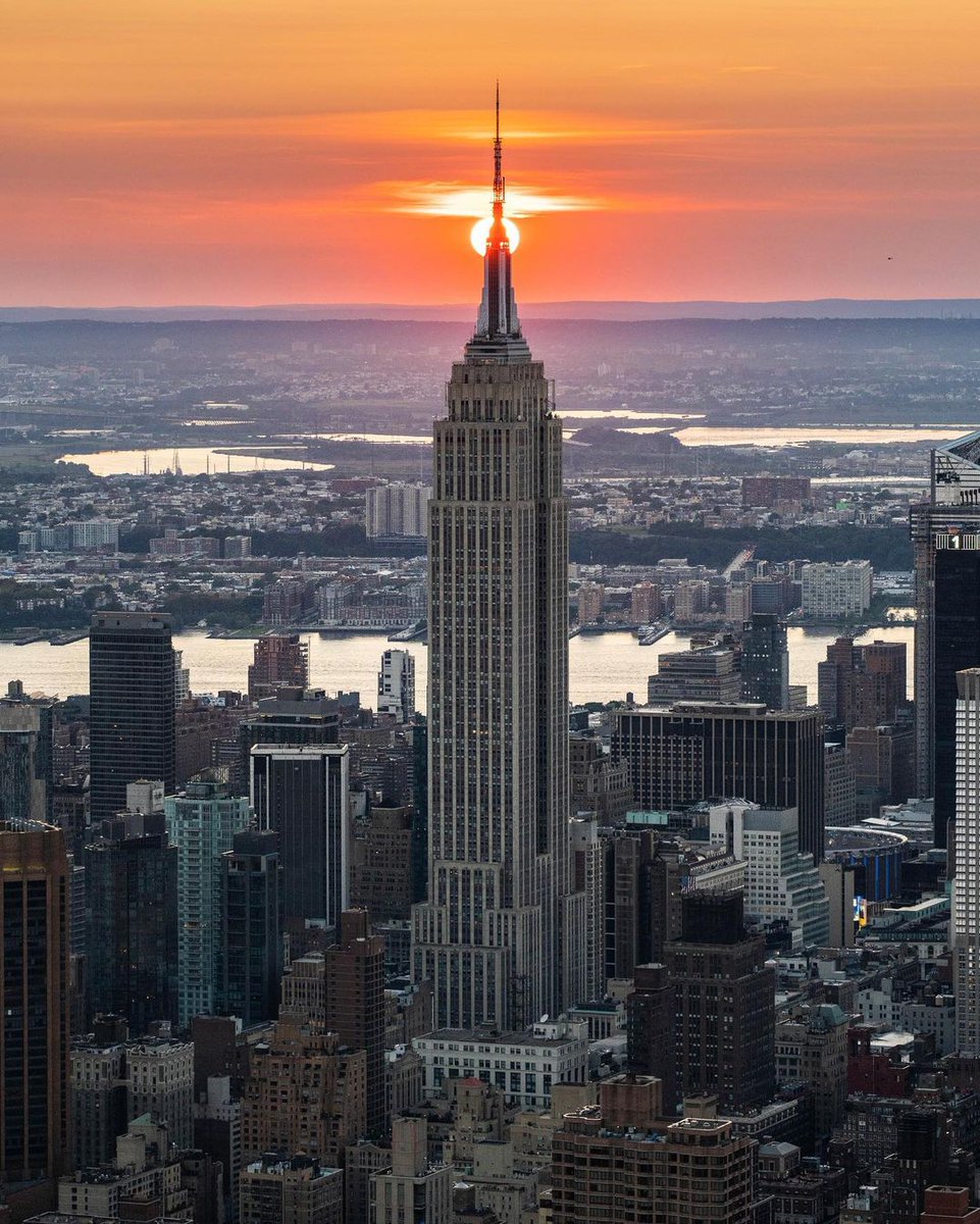 Un día como hoy 1 de Mayo del año 1931, se inaugura el Empire State de Nueva York. Este es un rascacielos situado en la intersección de la Quinta Avenida con la calle 34 Oeste, en la ciudad de NY. Su nombre deriva del apodo del Estado de Nueva York.

#Efemerides #EmpireState