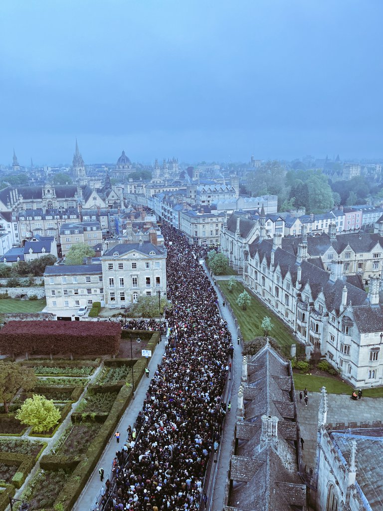 Bu 1 Mayıs gösterisi de Oxford şehrinden..

 Oxford University ile ünlü ingiltere'nin Oxford şehri ve 1 Mayıs yürüyüşū... yaklaşık 14bin kişi katılıyor ve etrafda güvenlik için birkaç kendi içlerinden görevliler ile yūrüyorlar...
Polis sadece izliyor..

Sonuç ;
Yürüyenler