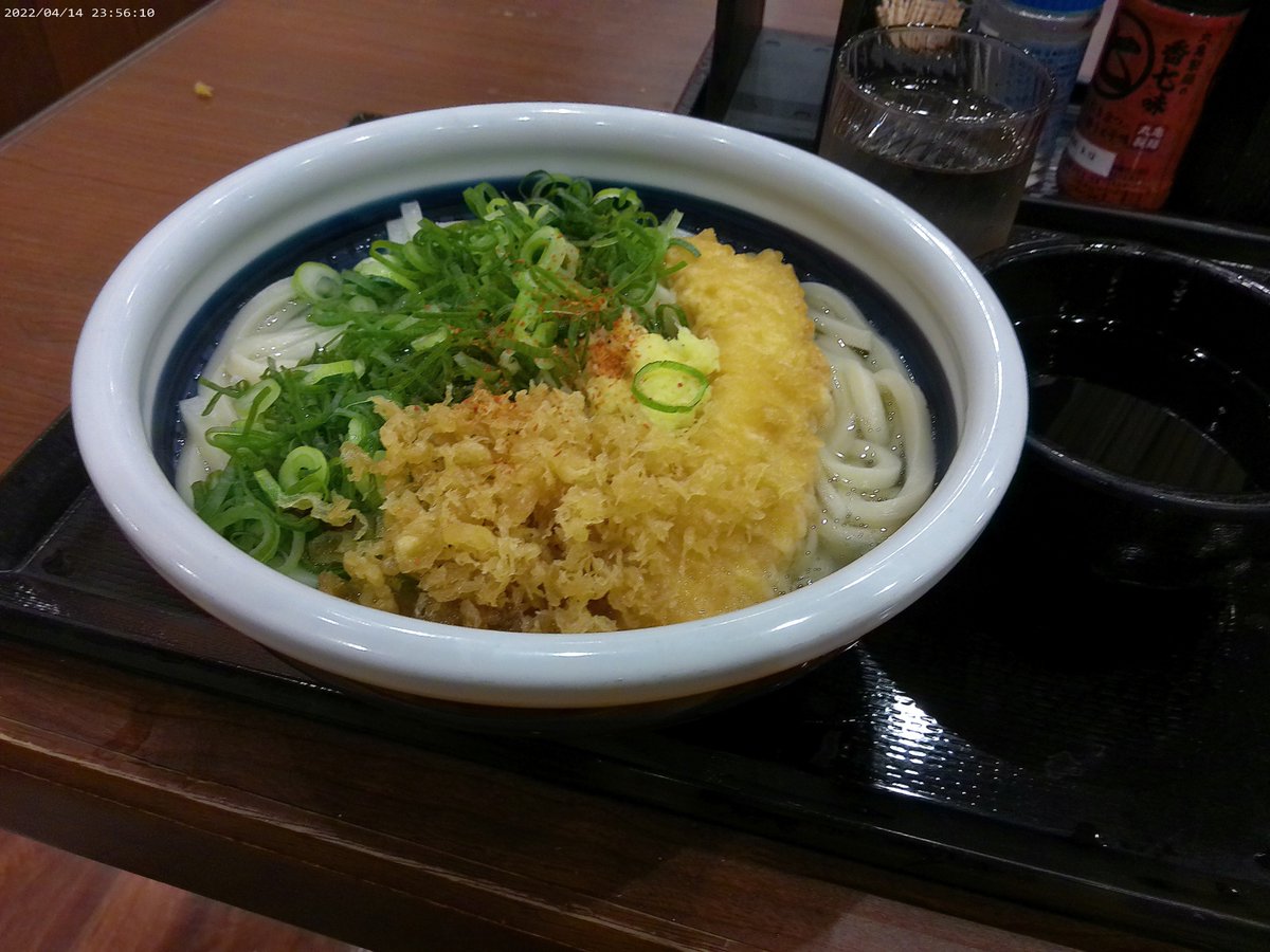 今日の晩ご飯は ＃丸亀製麵   で毎月1日恒例の
＃釜揚げうどん  半額の日だったので釜揚げの
「得」を頂いてきました🤗
イカ天とネギ、天かす、唐辛子をトッピングし
ましたが、まとめたことによってそれぞれの味
が染みていい風味になりました😆　
全部で５００円ちょうどでした😌