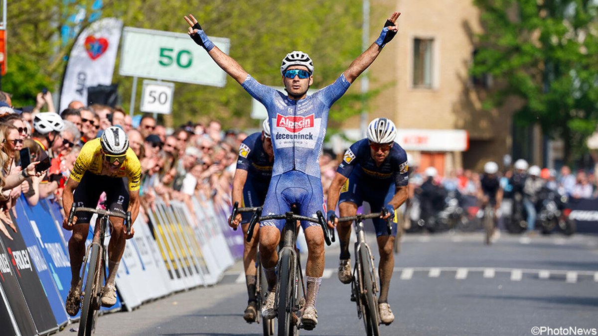 Après le titre mondial, Gianni Vermeersch a remporté le titre de champion de Belgique de #gravel à Turnhout en battant au sprint Daan Soete, Thomas Joseph, Toon Aerts et le malchanceux Greg Van Avermaet, victime d'une crevaison. 🇧🇪

#cyclisme #wielrennen