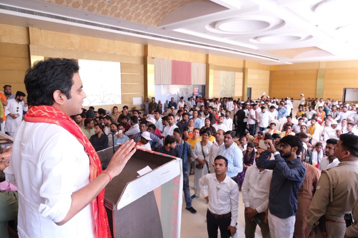 कानपुर में युवा मोर्चा द्वारा आयोजित “लोकसभा युवा सम्मेलन” को संबोधित किया। मोदी सरकार ने युवाओं के लिए स्पेस से लेकर सेमीकंडक्टर, डिजिटल से लेकर ड्रोन, AI और 5जी से लेकर फिनटेक तक के दरवाजे खोले हैं। 'अबकी बार 400 पार, फिर एक बार मोदी सरकार' #AbkiBaar400Paar