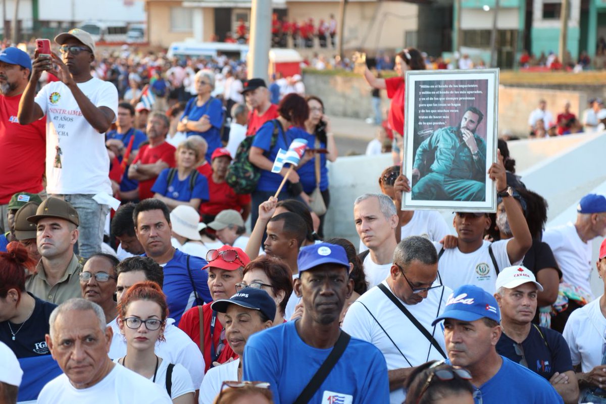centrofidel's tweet photo. #Fidel:"Cuando una revolución puede decir que cuenta así con el pueblo, con un pueblo con una conciencia creciente, con una respuesta siempre rápida y enérgica, esa revolución puede sentir la seguridad de que marchará invenciblemente hacia adelante". https://t.co/G3wqtKJCeX