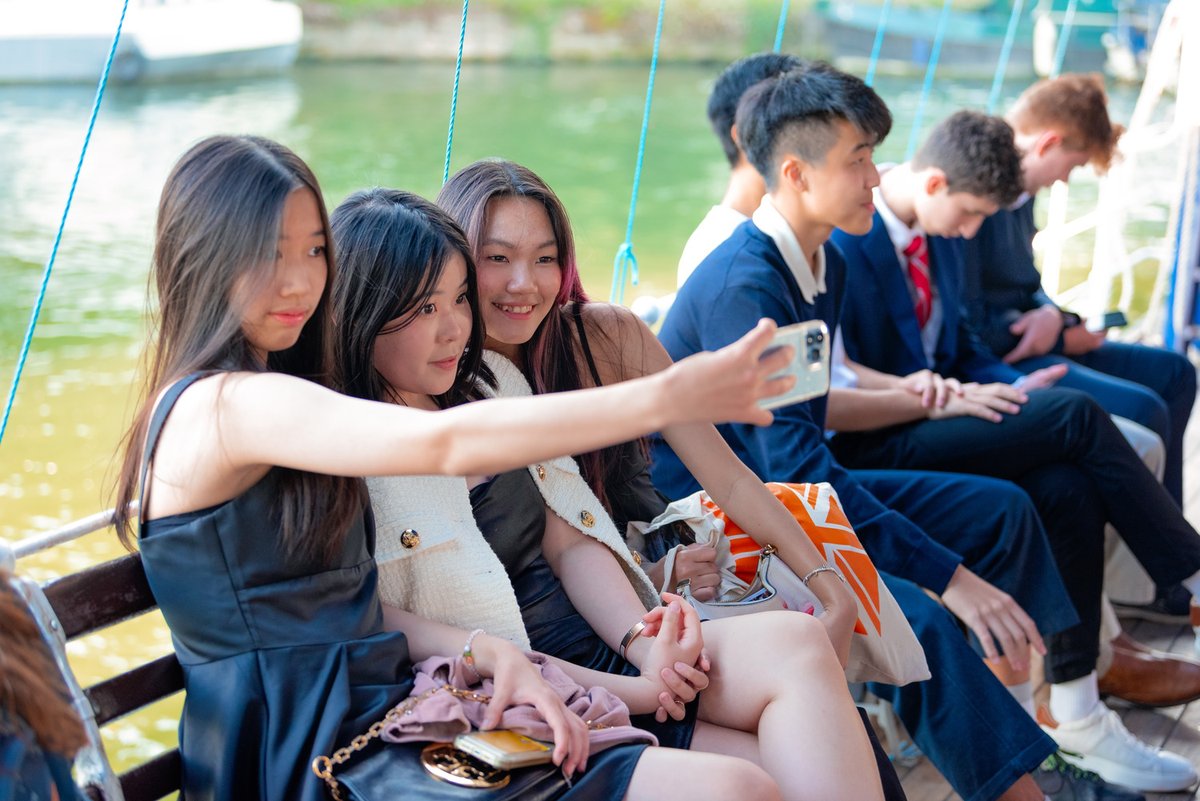 OxScholastica's tweet photo. Selfie time! 🤳

We can't wait to welcome this year's cohort to Oxford for their #ScholasticaSummer – from classrooms to castles, two weeks of adventure awaits. Haven't reserved your spot yet? Learn more &amp; confirm your place: https://t.co/mklyqvPtXA #summerschool #summerinOxford https://t.co/zwUR5pPFyq