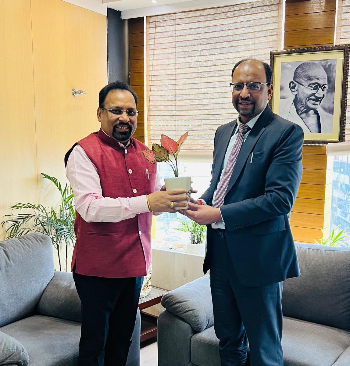 Mr. R. K. Agrawal, CMD, WAPCOS called on Dr. S. P. Mohanty, MD, Hindustan Urvarak & Rasayan Limited to discuss issues of mutual interest. @DoWRRDGR_MoJS @NPCCOfficial