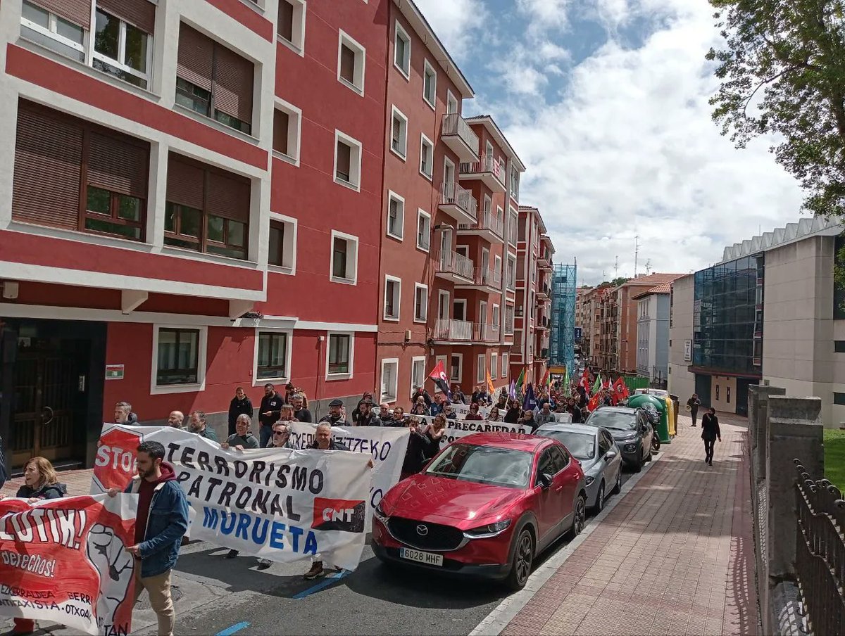 🎥Ehunka pertsona Barakaldon, Maiatzak 1en egunean. Ezkerraldea Antifaxistak, BATUk, CNTk, Berri Otxoak, Ezkerraldeako gaztetxeek eta Argitanek deituta, langile borroka  Ezkerraldean pizteko aldarria nagusitu da.