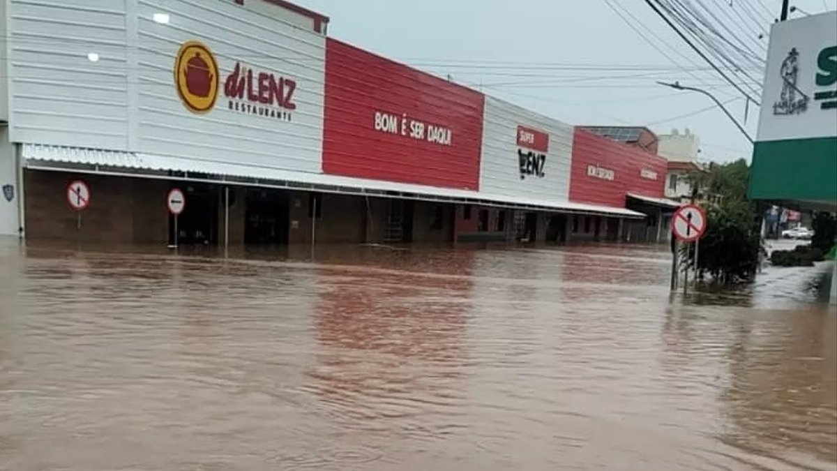 TEMPO | Dezenas de cidades gaúchas estão debaixo d’água ou sofreram inundações nas últimas horas. Venâncio Aires tem moradores abrigados em ginásios. ▶️ metsul.com/enchente-de-gr…