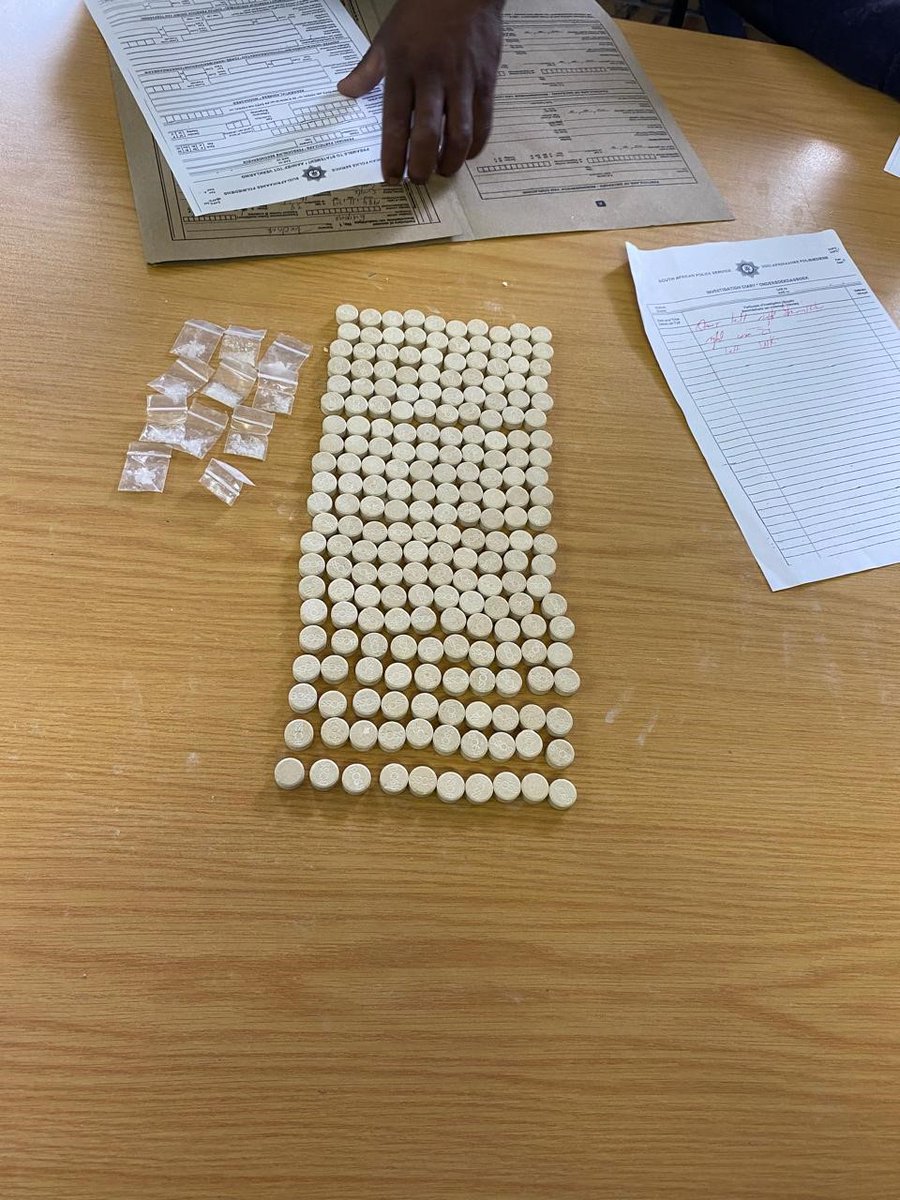 #sapsWC Members attached to the Anti Economical and Extortion Task teams searched two premises in Kensington after they received information about drugs at a premises in Drommedaris Street, Kensington. MAndrax tablets, Crystal Meth and several round of ammunition were seized. Two…