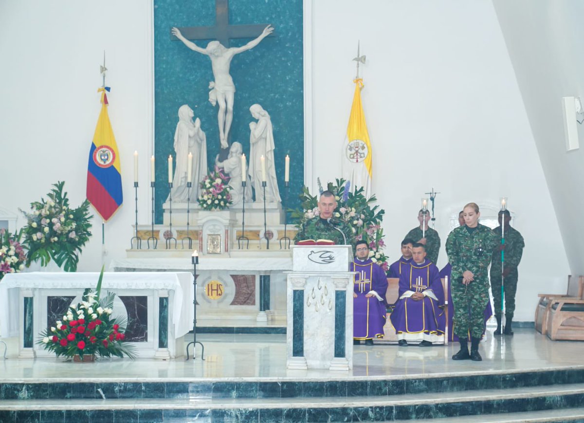 Los hombres y mujeres del @COL_EJERCITO, con profunda tristeza elevamos oraciones al Todopoderoso en solemne eucaristía por el eterno descanso de nuestros nueve valientes militares. Rendimos homenaje a su compromiso, entrega y servicio a #Colombia #HonorYGloriaPorSiempre
