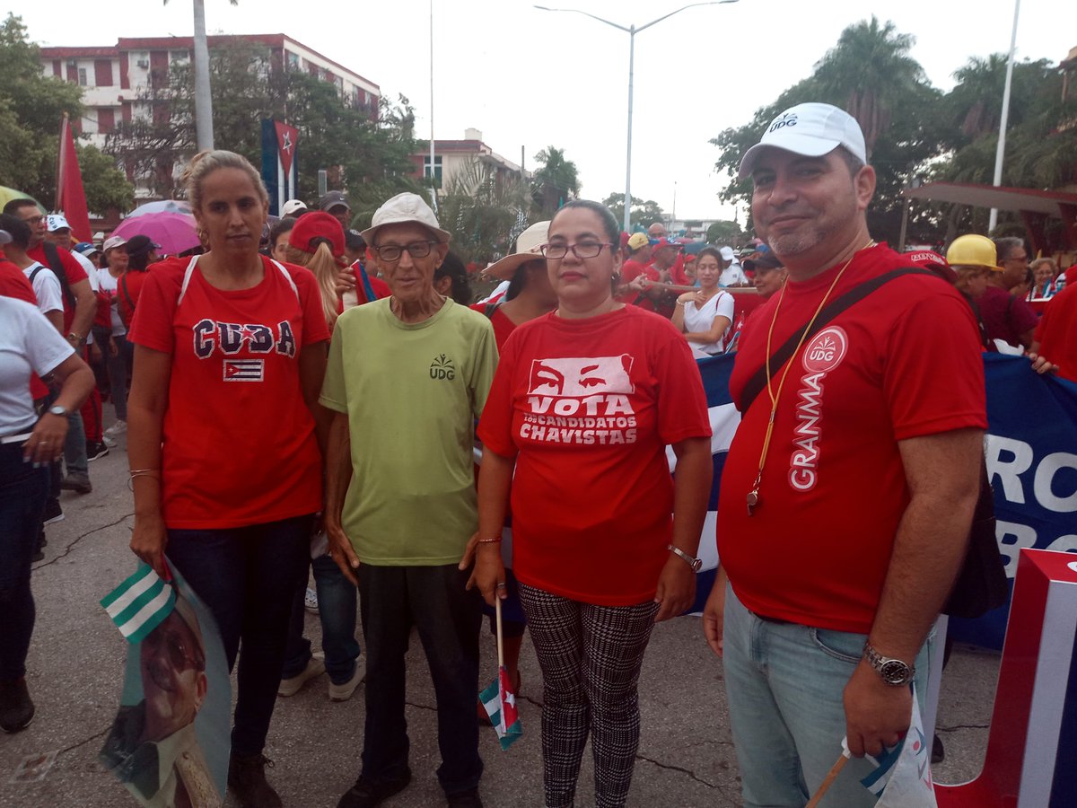 También fundadores de la #UniversidadDGranma estuvieron en el desfile por el Dia Internación de los trabajadores en #GranmaVencera