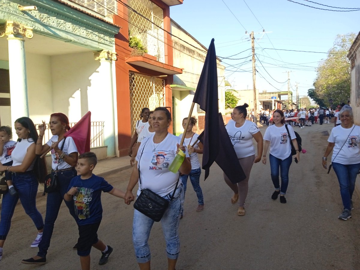 Expresiones de júbilo mueven las celebraciones por el 1 de Mayo, jornada en la que los educadores artemiseños ratificamos el compromiso de continuar defendiendo las conquistas de la Revolución
“Somos felices Aquí”
#ArtemisaJuntosSomosMás #CubaMined #PorCubaJuntosCreamos