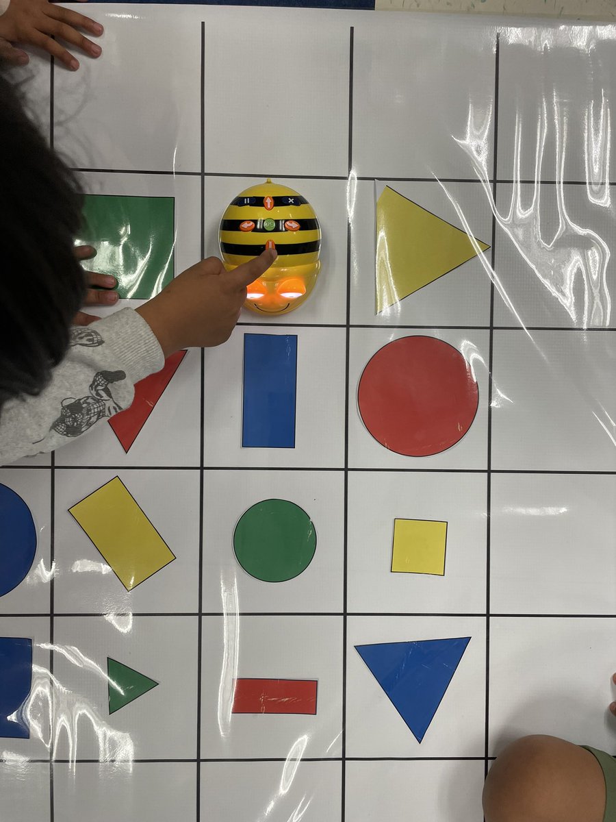 Exploring the world of colors, shapes, and numbers with our little programmers! 🌈🤖 Counting, coding, and creativity collide with Bee-Bots in PreK! 
@APS_STEM @APSVirginia @SuptDuran @APSVaSchoolBd @APS_CTE @SrPadillaAPS 
#STEMeducation #EarlyLearning #beebot #LanguageLearning