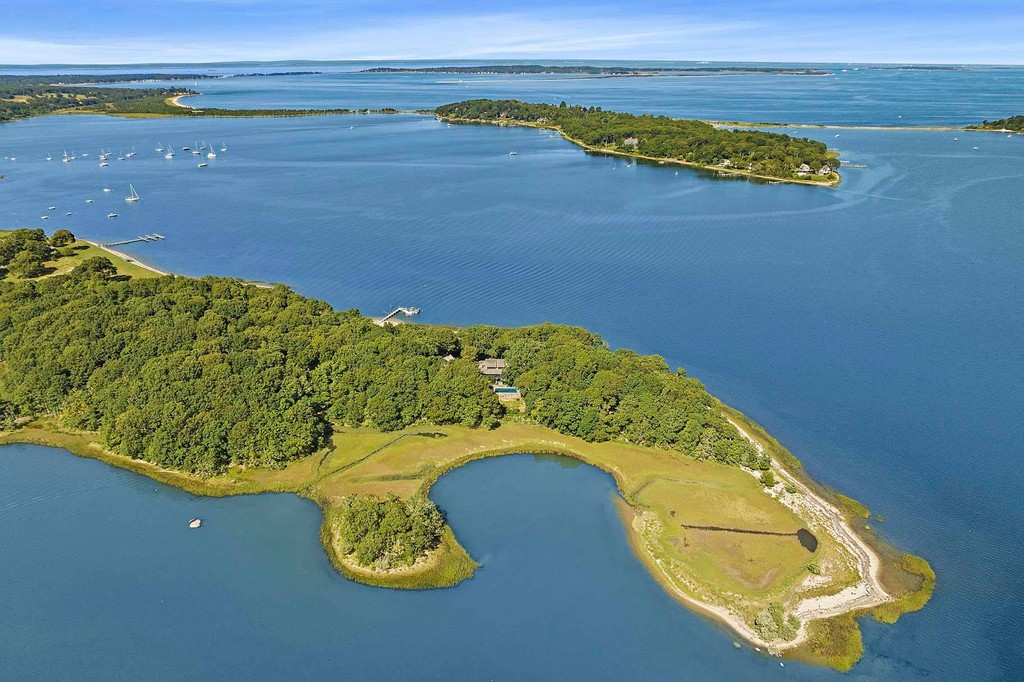 SHELTER ISLAND POETIC PENINSULA WITH POOL
34a North Cartwright Road, Shelter Island, NY 11964
EXCLUSIVE $19,975,000

#shelterisland #shelterislandrealestate

hamptonsrealestate.com/eng/sales/deta…