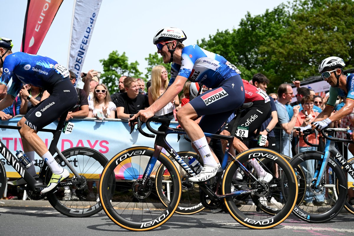 Mammolshain for the last time today at #Radklassiker, where despite the multiple attacks, we still have a numerous peloton for this final hurdle of the day. Photo: @GettySport