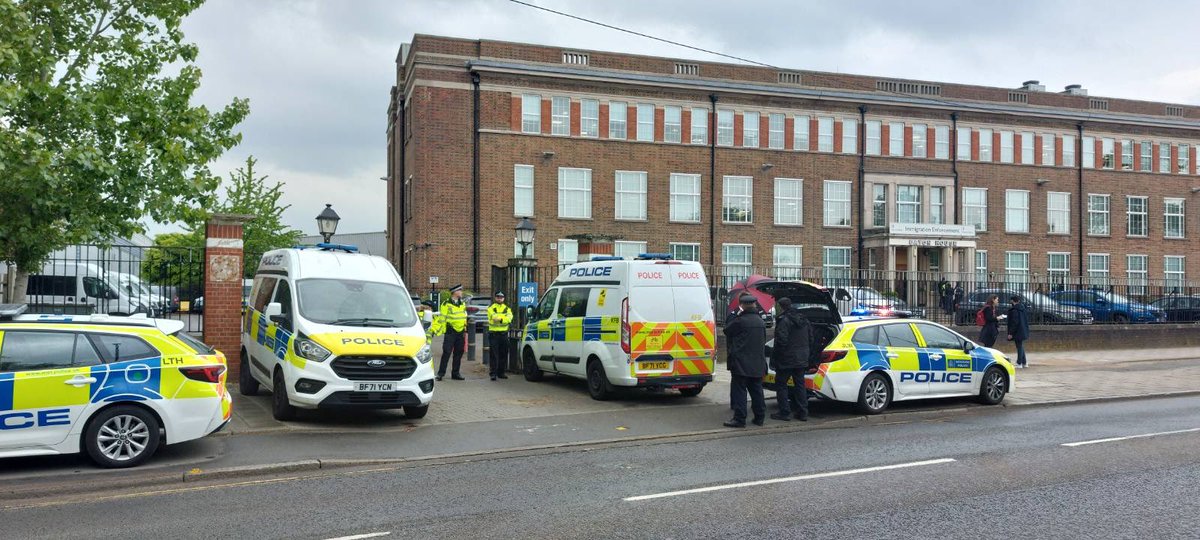 SUPPORT NEEDED: Large police numbers at Eaton House. Comrades are resisting immigration detention NOW and need support on the ground. Head over now if you can! 🚨 📍Eaton House, 581 Staines Road, Hounslow, TW4 5DL. BRING: phone chargers, masks.