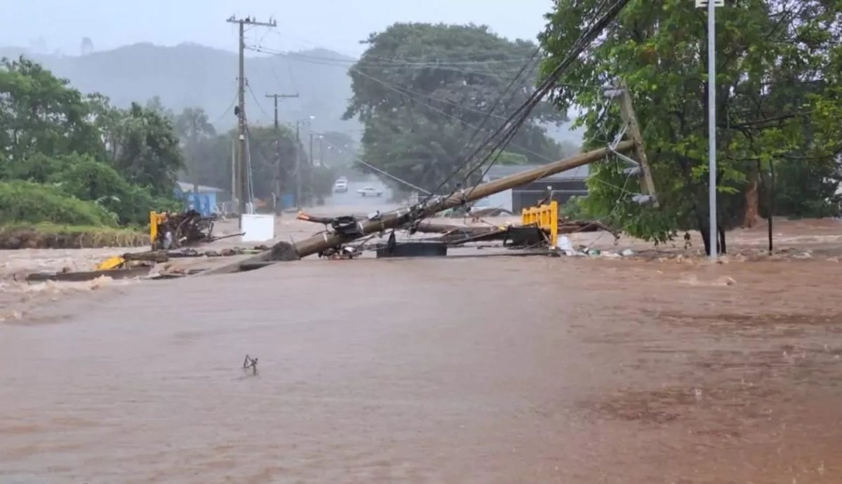 TEMPO | Chuva de quase 500 mm arrasa infraestrutura de cidades do Centro-Serra do Rio Grande do Sul. ▶️ metsul.com/chuva-espalha-…