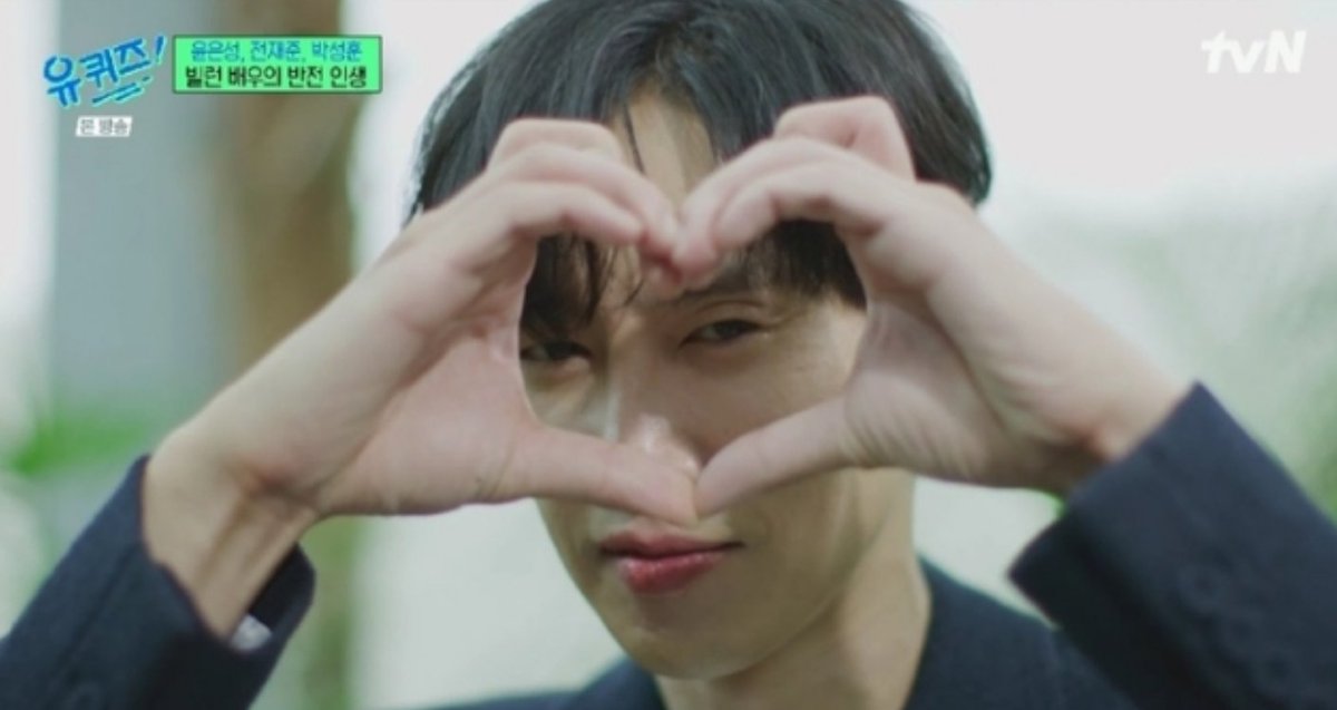 tang__kira's tweet photo. Terakhir Park Sunghoon bilang sambil nangis

"Ayah, ibu, anak bungsu kalian, yang selalu  bikin kalian khawatir, sekarang sudah menjadi aktor dengan dukungan banyak orang. Bahkan aku udah tampil di Yoo Quiz loh! 

Terimakasih udah ngebesarin anak yang payah dan introvert ini dengan baik. Karena kalian, dia bisa terus berlari hingga mencapai tujuan,  Sayang kalian.