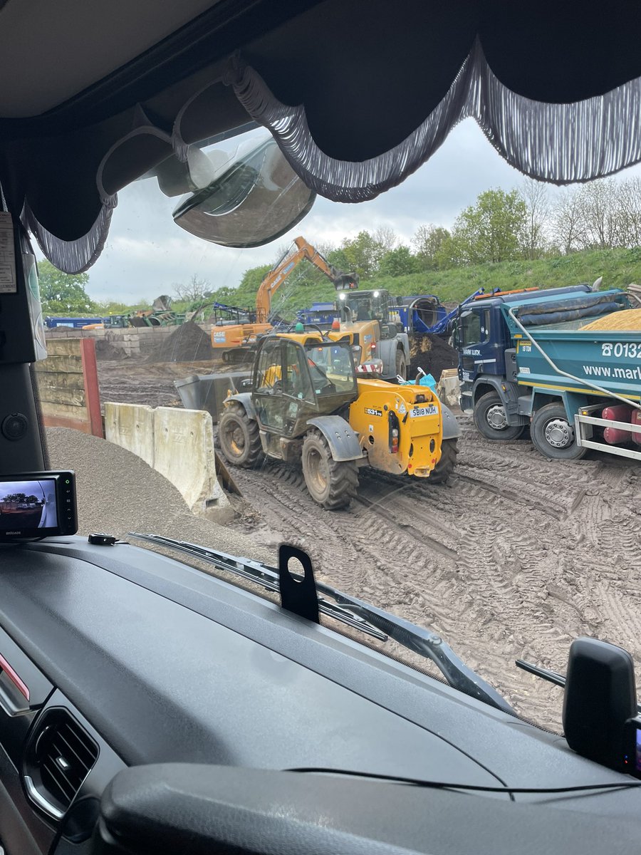 26t of top soil to go on with this telehandler, big front end loader won’t reach over side of the trailer-FFS 😡😡
Was meant to go on a tipper but didn’t happen so they sent me.