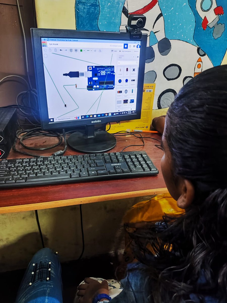Future engineers in the making! Students at Yellow Bag Foundation, Madurai are getting hands-on with electronics using TinkerCad. 

@malpani @yellowbag_org 
#ApniPathshala #EducationMatters 
#electronics #STEMeducation #Madurai