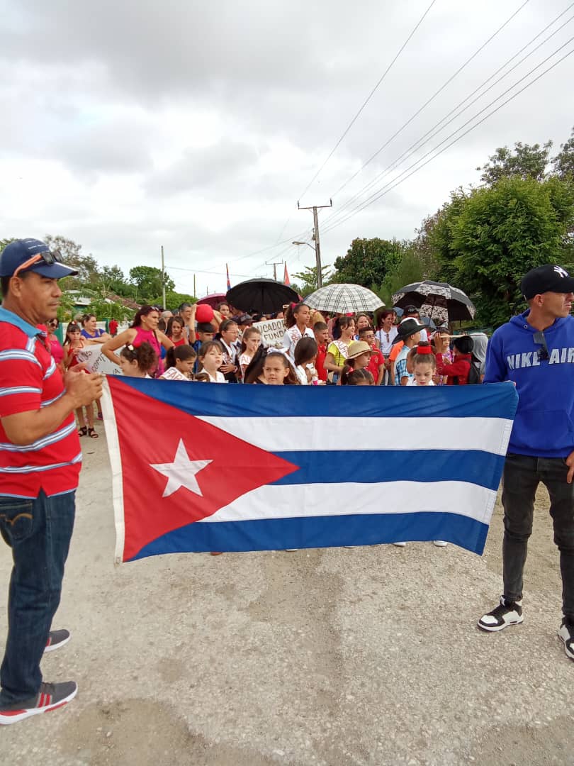 #EducacionHolguin
#educacionAntilla
Los trabajadores de educación festejando el 1ro de Mayo