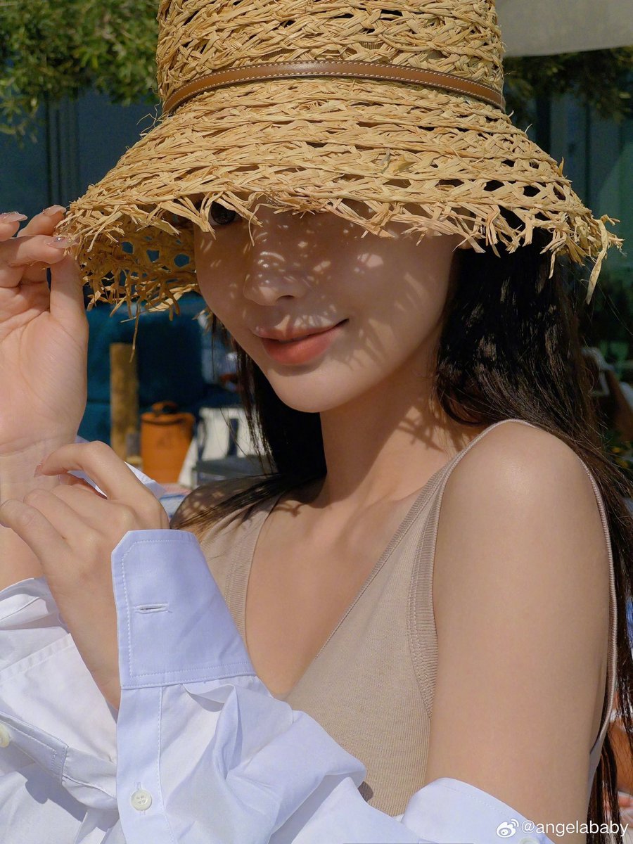 #Angelababy and her studio shares new snaps 

More - weibo.com/1642351362/502…
weibo.com/2626304873/502… 

#YangYing #杨颖