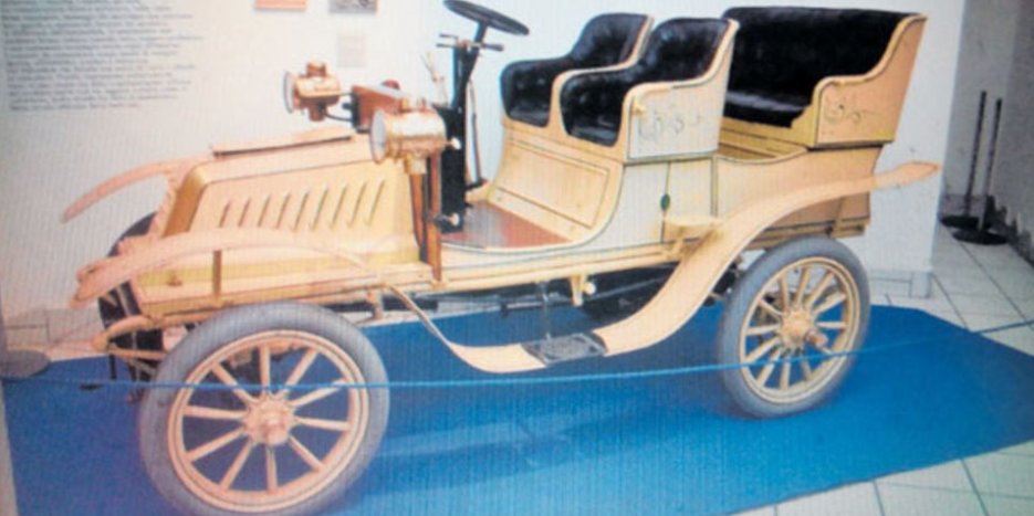 The First Car In Kenya: The 1903 De Dion Bouton Model.

▪️In December 1903, a De Dion Bouton was lowered from a steamship in Mombasa, becoming Kenya's first motor car.

▪️ The proud owner was George Wilson, an Australian road engineer.