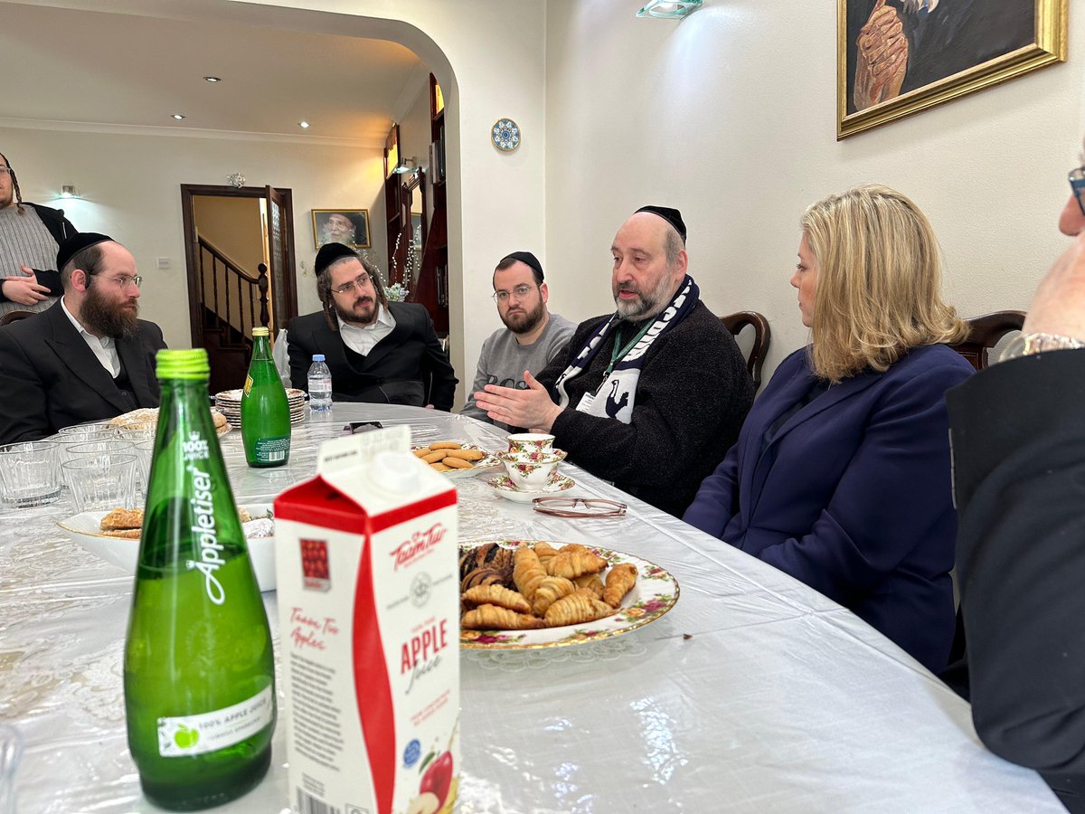 Fantastic morning in Stamford Hill with Hackney councillors Simche Steinberger, Ian Sharer and GLA candidate @PearceBranigan, campaigning for @Councillorsuzie. Thank you @Hatzola and @Shomrim for all you do for the community.