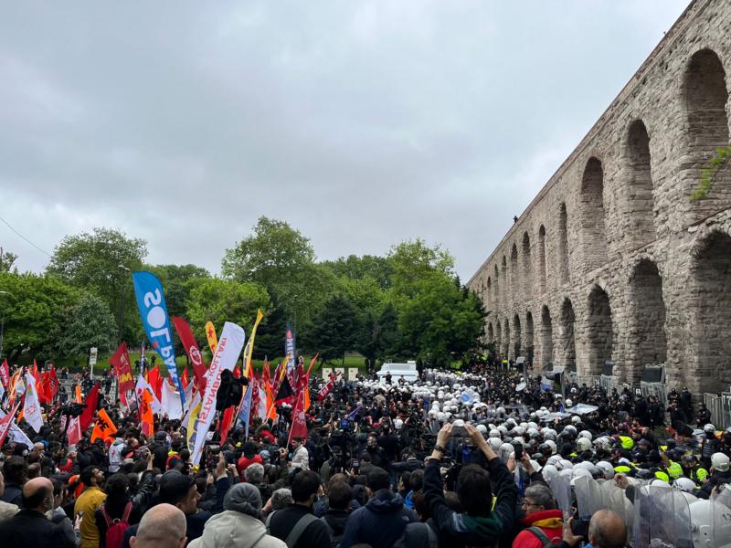 1 Mayıs: Sendikalar ve siyasi partiler Saraçhane'de buluştu, yürüyüş polis müdahalesiyle engellendi agos.com.tr/tr/yazi/30206/…