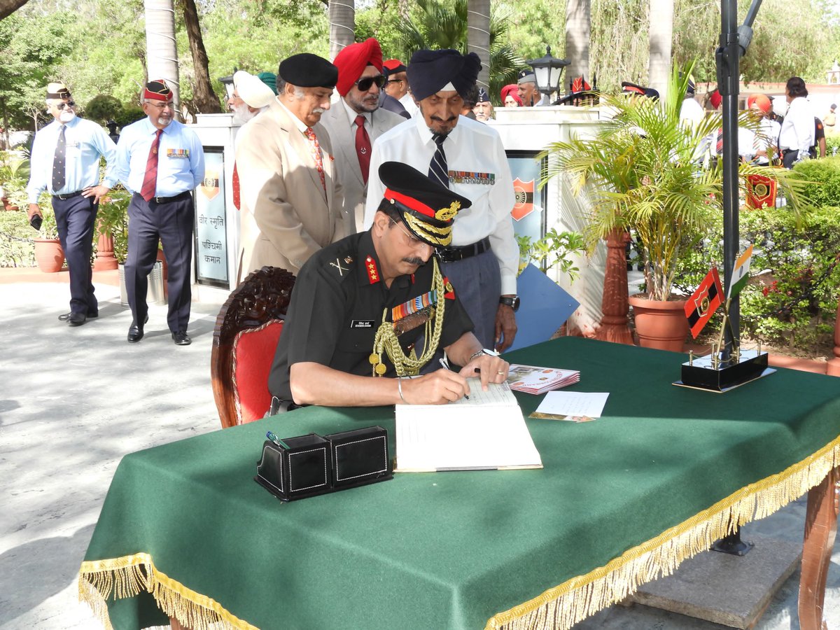 #RegtlEthosLifeFullOfPride

On the occasion of 86th Armd Corps Day, Lt Gen Devendra Sharma, AVSM,SM, Chief of Staff, HQ Western Comd, serving soldiers & veterans of the Corps paid tributes to the #BraveHearts by laying wreath at #VeerSmriti Chandimandir Military Station.

@adgpi