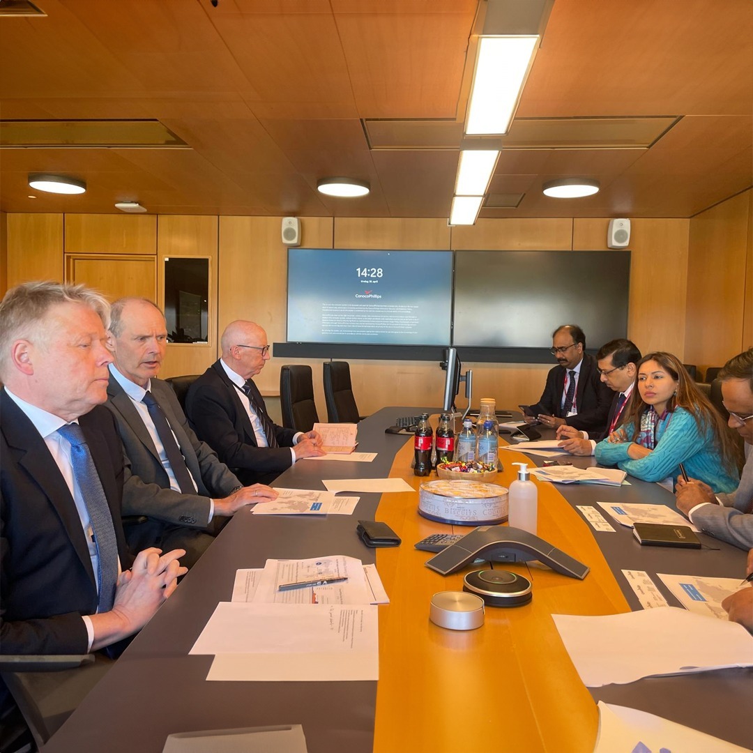 Ms. Esha Srivastava, Joint Secretary (IC) @PetroleumMin 🇮🇳, while leading an official delegation to Norway, held a bilateral meeting with Mr. Steinar Vage, President of @conocophillips. Sides discussed on collaboration across the entire value chain in the hydrocarbon sector…
