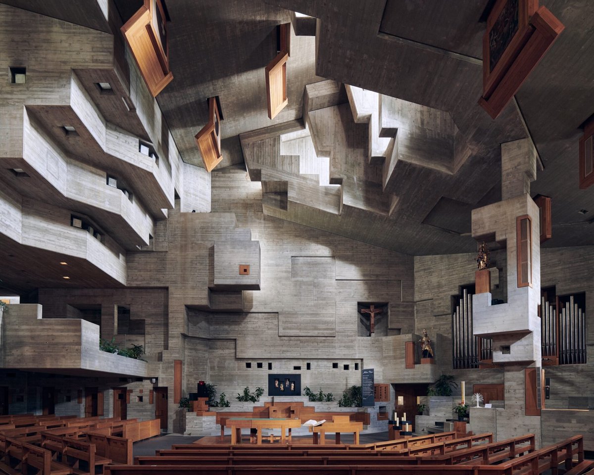 Nada mas CYBERPUNK que el brutalismo católico. SALE HILO CON JOYAS Église Saint-Nicolas, Suiza de Walter Maria Förderer (1967)