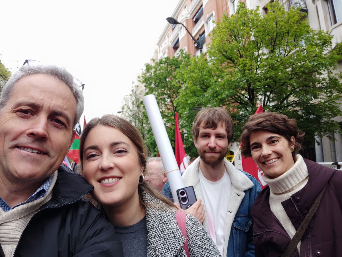 En la Manifestación del 1° de Mayo en Bilbao. Con @alba_garcia_m y @rosa_mr_ @SumarMugimendua